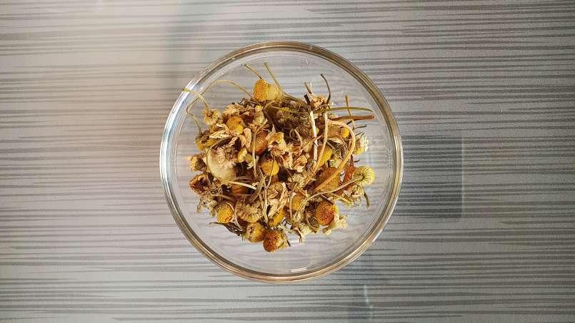 Anti bengkak dengan cakram penghapus riasan yang direndam dalam teh chamomile, foto 3