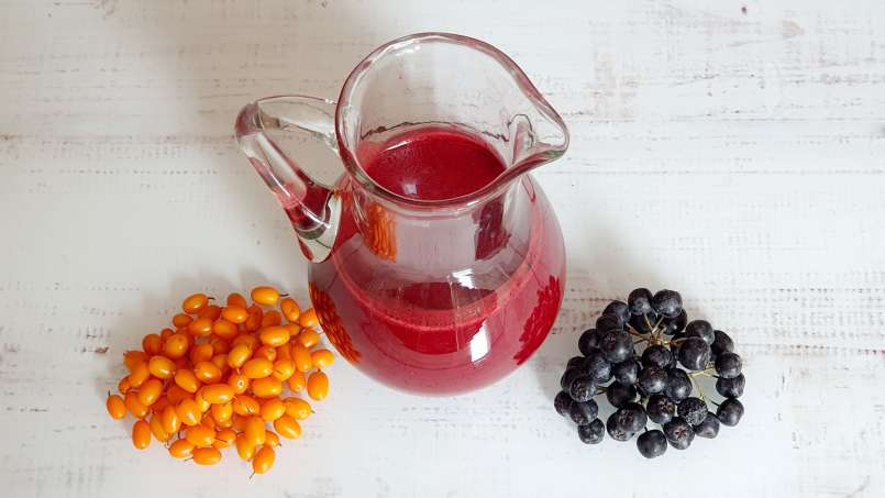 Jus seabuckthorn dan aronia yang menyegarkan dengan jahe, jeruk nipis, dan madu, foto 2