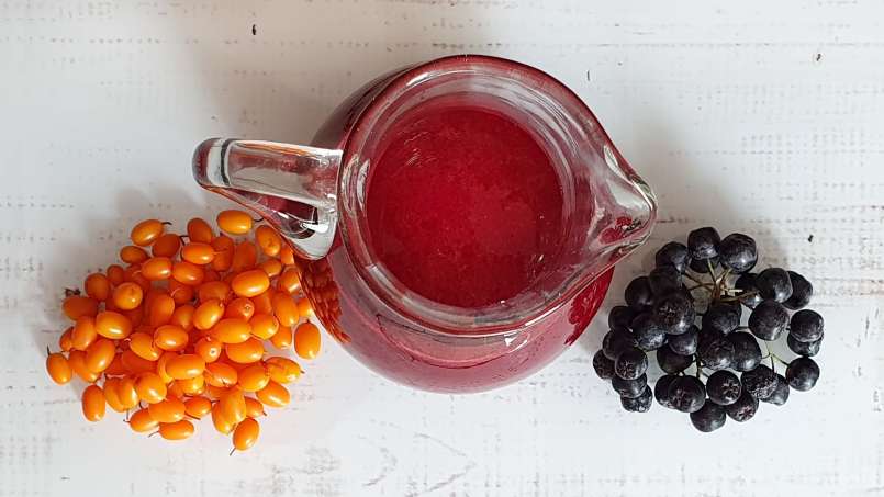 Jus seabuckthorn dan aronia yang menyegarkan dengan jahe, jeruk nipis, dan madu, foto 3