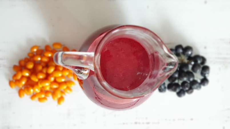 Jus seabuckthorn dan aronia yang menyegarkan dengan jahe, jeruk nipis, dan madu, foto 4