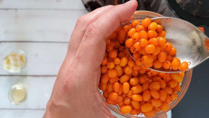 Jus seabuckthorn dan aronia yang menyegarkan dengan jahe, jeruk nipis, dan madu, foto 8