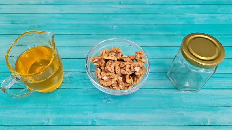 Biji kenari yang diberi madu di dalam toples, foto 6