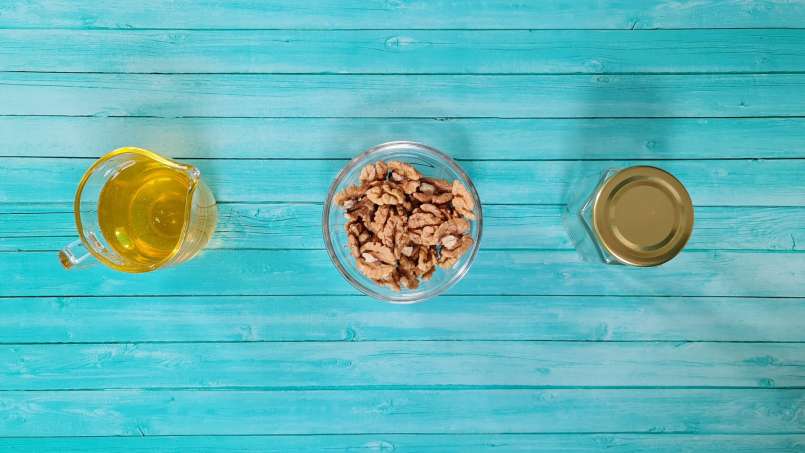 Biji kenari yang diberi madu di dalam toples, foto 7