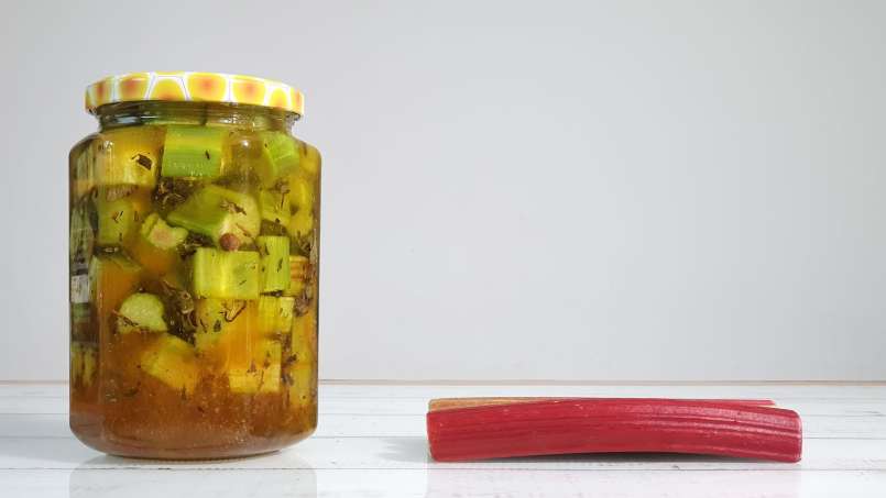 Maserasi rhubarb dengan madu, teh hijau, mint, dan berbagai rempah-rempah, foto 2