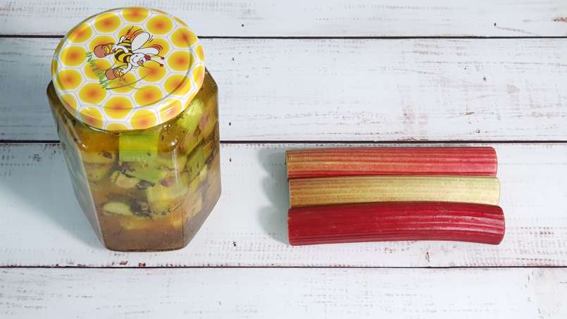 Maserasi rhubarb dengan madu, teh hijau, mint, dan berbagai rempah-rempah, foto 3