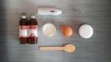 Obat anti lingkaran hitam yang melembapkan dengan susu, putih telur, minyak almond, dan gliserin