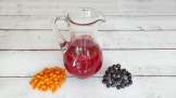 Jus seabuckthorn dan aronia yang menyegarkan dengan jahe, jeruk nipis, dan madu